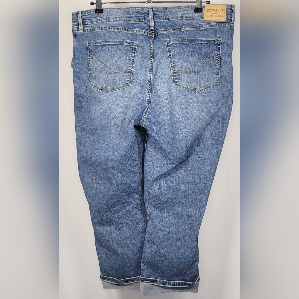 Levi Strauss Signature Mid Rise Capri Jeans Womens Size 18 W34 Cuffed Stretch - Picture 2 of 8